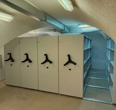 Архивные стеллажи в арочном помещении