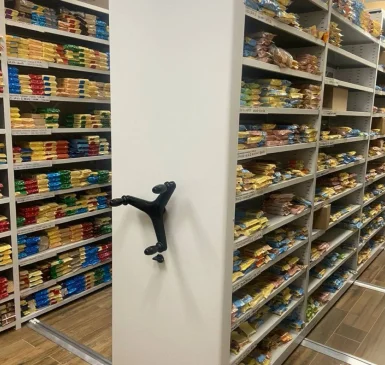 Хранение продовольствия на передвижных стеллажах