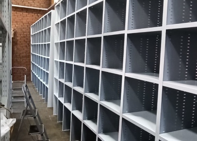 Стеллажи с большими ячейками