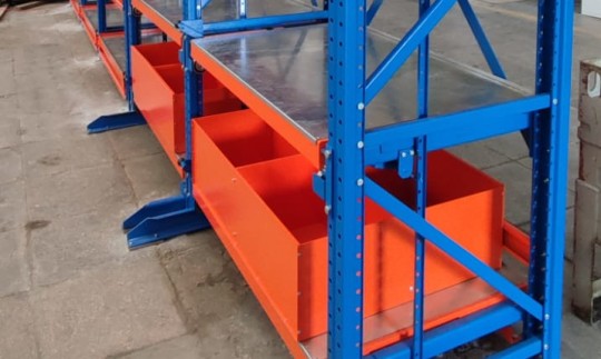 Стеллажи с выдвижными полками с бортиками