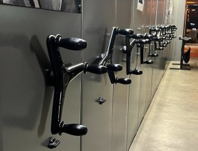 Современные окрашенные металлические стеллажи в офисном помещении