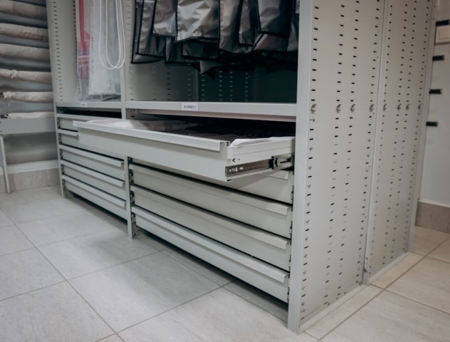 Стеллажи с ящиками для тканей в музее