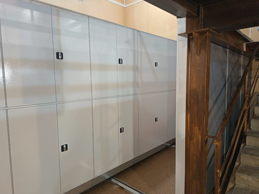 Мобильные стеллажи с металлическими дверцами